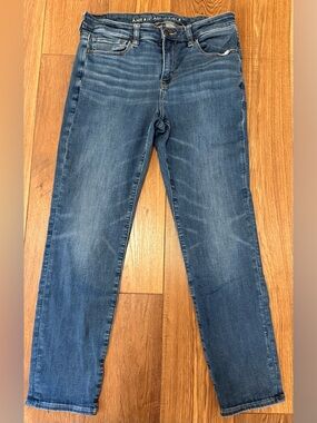 American Eagle Outfitters Skinny Jeans in Medium Blue Wash.         10 Short